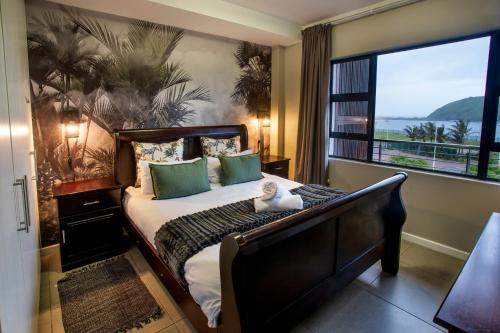 - une chambre avec un grand lit et une grande fenêtre dans l'établissement Stay at The Point - Warm Welcome Winner, à Durban