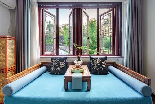 sala de estar con sofá y mesa en Tongli Lanshe Garden B&B en Suzhou