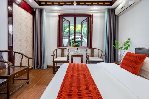 a bedroom with a bed and a table and chairs at Tongli Lanshe Garden B&B in Suzhou