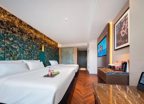 Ein Bett oder Betten in einem Zimmer der Unterkunft Zhangjiajie Metropolo Hotel