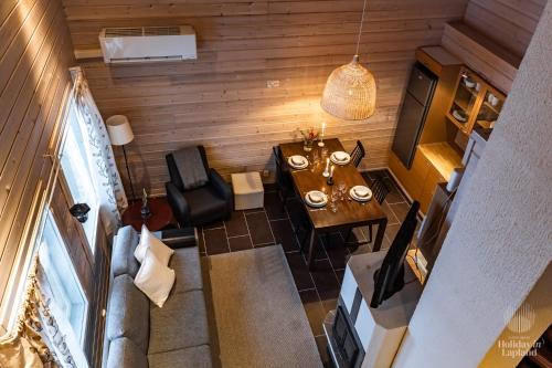 - une vue de tête sur une chambre avec une table et une télévision dans l'établissement Holiday in Lapland - Ellenpolku 2 K2, à Ylläs