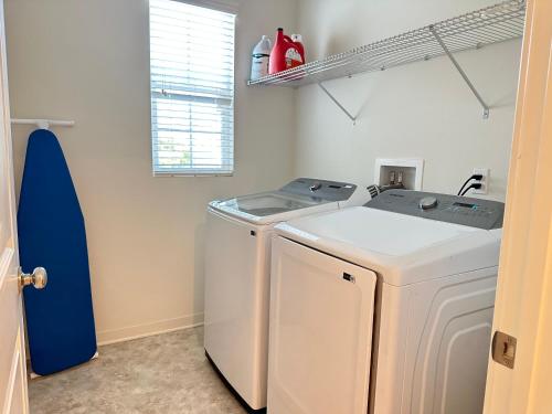 eine Waschküche mit einer Waschmaschine und einem Fenster in der Unterkunft Ontario Mills & Claremont colleges single Villa in Upland