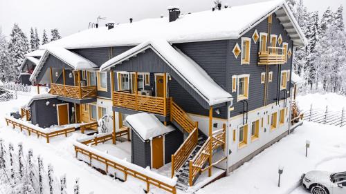 Una casa en la nieve con nieve en Holiday in Lapland - Ellenpolku 2 K2, en Ylläs