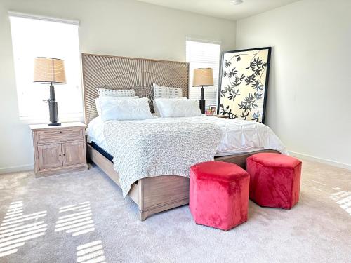 1 dormitorio con 1 cama con 2 taburetes rojos en Ontario Mills & Claremont colleges single Villa en Upland