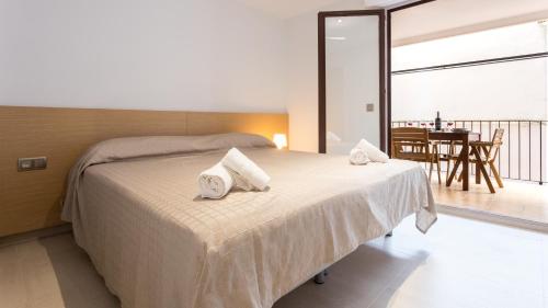 a bedroom with a bed with towels on it at CAPDEVILA 9 in Llafranc