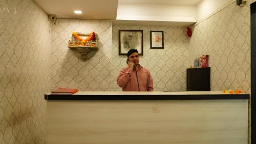 une femme qui se prend en photo dans un miroir dans l'établissement Sai Sharan Stay Inn- Near MIDC Turbhe Navi Mumbai, à Navi Mumbai