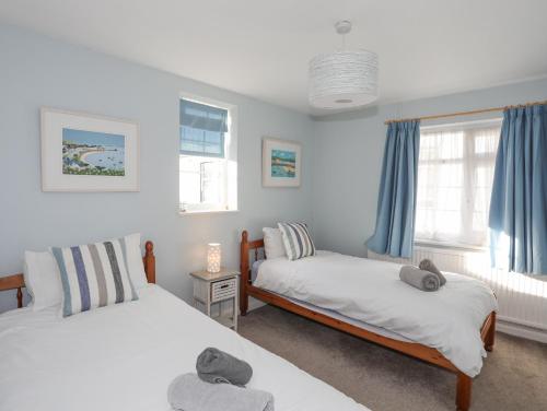- une chambre avec 2 lits et 2 fenêtres dans l'établissement The Old Coach House, à Beaumaris