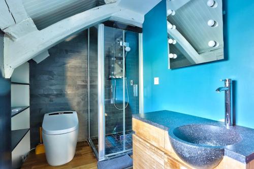 ein Bad mit einer Glasdusche und einem Waschbecken in der Unterkunft Le Marais Superb Apartment Terrace Paris in Paris