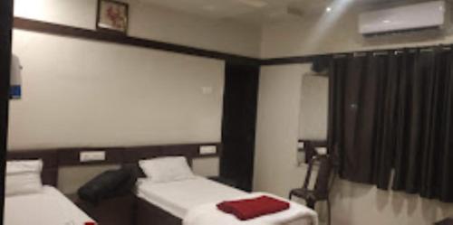 Krevet ili kreveti u jedinici u objektu V Executive Hotel,Shivani