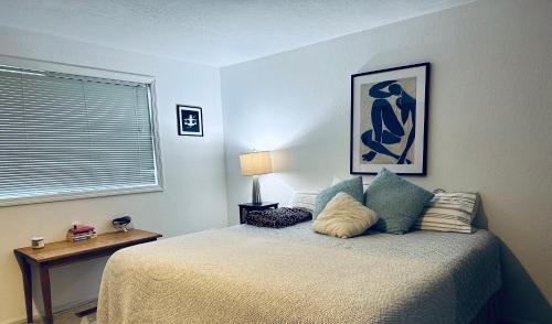 - une chambre avec un lit, une table et une fenêtre dans l'établissement Hathaway a family home, à Corvallis