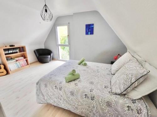 Tempat tidur dalam kamar di LA KERVAO - Villa 5 chambres - Jardin - Terrasse - Internet