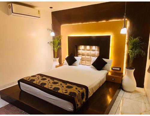 1 dormitorio con 1 cama grande en una habitación en Hotel The Royal, Sehore en Sehore