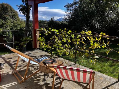 une table et une chaise assises sur une terrasse dans l'établissement Lagunen etxea, à Hendaye
