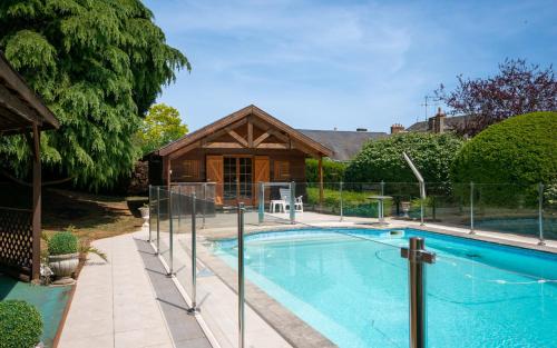 una piscina di fronte a una casa di Le Set & Mat - Parc - Loisirs - 10 Personnes - Rêve au Mans a Montbizot