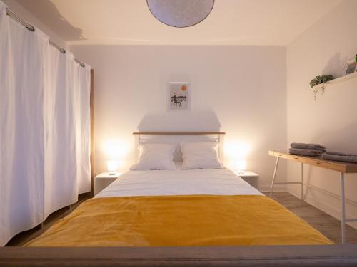 1 dormitorio con 1 cama grande con manta amarilla en Le Grandiose - Gare - Parking - 6 personnes - Rêve au Mans, en Le Mans