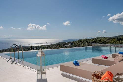 uma vista para uma piscina a partir de uma casa em Archontiko Stoufi em Skinária