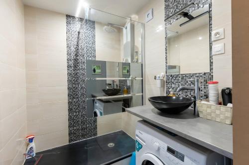 uma casa de banho com um lavatório e um espelho em Le Char'Mans - Centre-ville - 4 pers - Rêve Au Mans em Le Mans