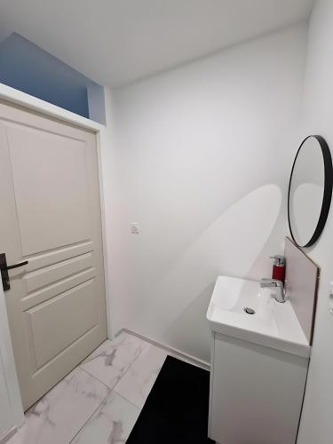 a white bathroom with a mirror and a sink at Le Repère des Pilotes - Gare - 11p - Rêve au Mans in Écommoy