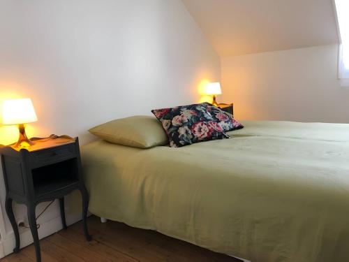 1 dormitorio con 1 cama con 2 lámparas en La Mancelle - Centre - Moderne - Rêve au Mans en Le Mans