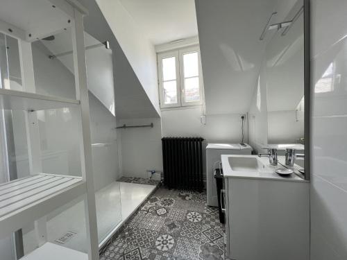Baño blanco con lavabo y espejo en La Mancelle - Centre - Moderne - Rêve au Mans en Le Mans