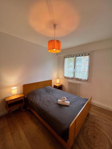 - une chambre avec un lit avec deux lampes et deux tables dans l'établissement The 70's - 8p - Balcon - Centre ville-Rêve au Mans, au Mans