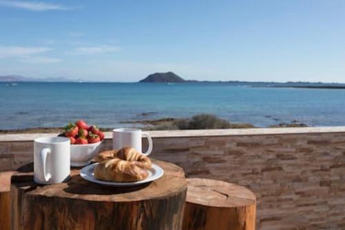Corralejo Beach Villa San Antonio- Private Heated Pool, Breathtaking Sea View, BBQ, Fast Wifi by Amazzzing Travel