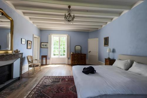 Ένα ή περισσότερα κρεβάτια σε δωμάτιο στο Château de l'Aubonnière -Nature-14p- Rêve au Mans