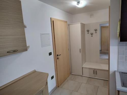 bagno con doccia, lavandino e servizi igienici di Innerjerberhof Neiderseit a Lauregno