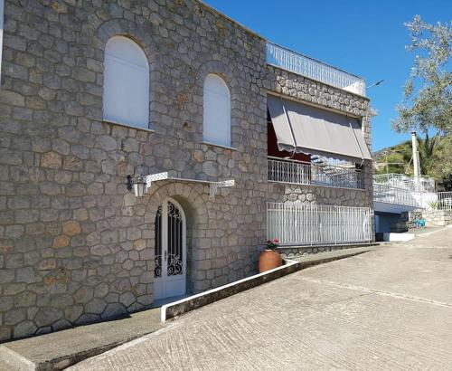 un edificio de piedra con una puerta a un lado en Villa Elea, en Tolo