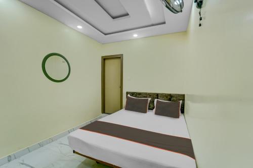 ein Schlafzimmer mit einem Bett in einem Zimmer in der Unterkunft Collection O Hotel Park City in Patna