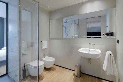 bagno con lavandino, servizi igienici e specchio di Piranesi 246 a Milano