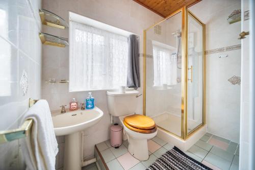 a bathroom with a toilet and a sink and a shower at Livestay-Affordable 2-Bed House in Luton in Luton