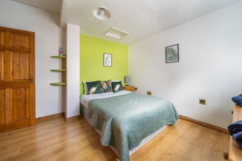 Kama o mga kama sa kuwarto sa Livestay-Affordable 2-Bed House in Luton