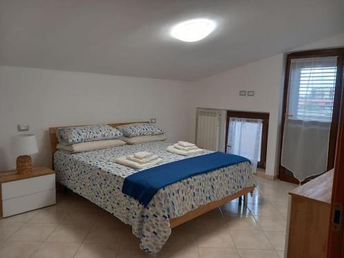 Giường trong phòng chung tại Casa Azzurra