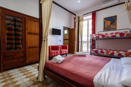 ナポリにあるNapoli Centrale di Fabio e Veronica LTのベッドルーム1室(赤いシーツを使用した大型ベッド1台付)