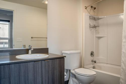 uma casa de banho com um WC, um lavatório e uma banheira em Capitol Hill 1br w gym bbq nr top schools SEA-660 em Seattle