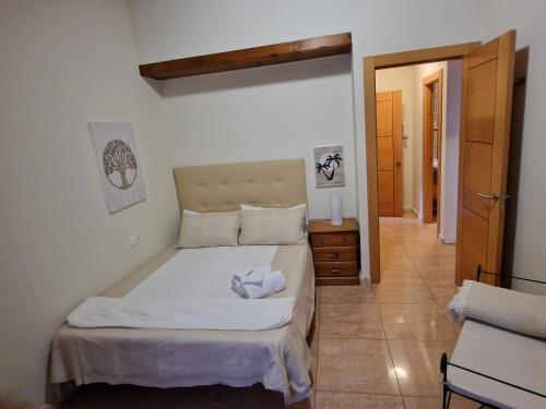 1 dormitorio con 1 cama blanca grande en una habitación en AIRAM Home MENDIZABAL, en Almansa