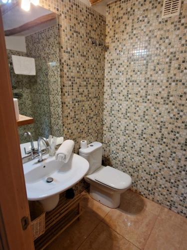 y baño con aseo blanco y lavamanos. en AIRAM Home MENDIZABAL, en Almansa