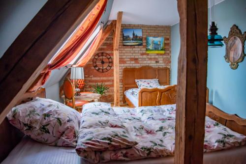 Dawny Dom في Płoty: غرفة نوم مع سرير بطابقين وأريكة