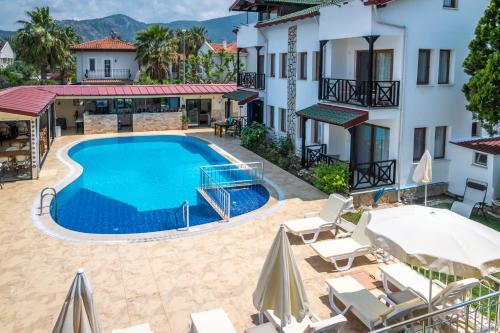 una imagen de una piscina en un hotel en Loya Vita Hotel, en Dalyan