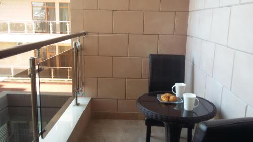 una mesa y una silla con un bol de fruta. en Sayat Nova Apartment, en Ereván