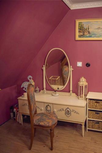 a dressing table with a mirror and a chair at Dawny Dom in Płoty