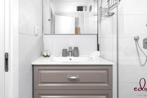 a bathroom with a sink and a shower at דירת חדר שינה וסלון 50 מטר מהים - By Edomlux in Eilat