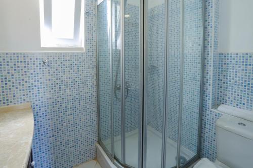 eine Dusche im Bad mit blauen Fliesen in der Unterkunft Destiny Apart in Kaş