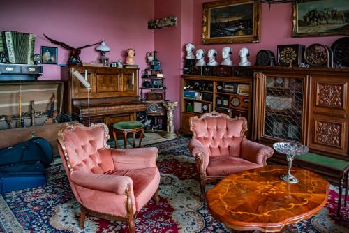 Dawny Dom في Płoty: غرفة معيشة مع كرسيين وطاولة