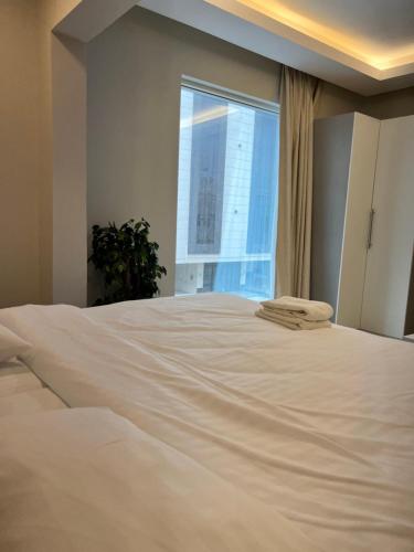 A bed or beds in a room at شقة في حي الروضة الراقي