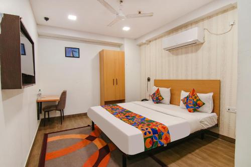 Postel nebo postele na pokoji v ubytování FabHotel Moro Rohini Sector 11