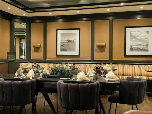 a dining room with a table and chairs at Grand Hotel Seeschlösschen Sea Retreat & SPA in Timmendorfer Strand