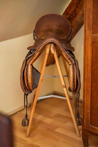 a wooden chair with its legs crossed at Dawny Dom in Płoty