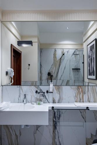 a bathroom with a sink and a mirror at Resto Park Традиція in Podvorki